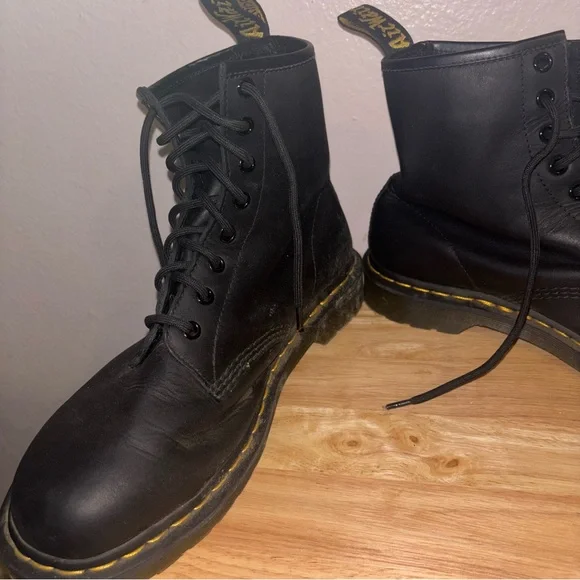 Dr. Martens 1460 Classic Black Leather Lace-Up Boots 8 Hole - Picture 3 of 10